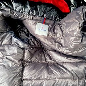 Black Shiny Moncler puffer size 3 📲📲